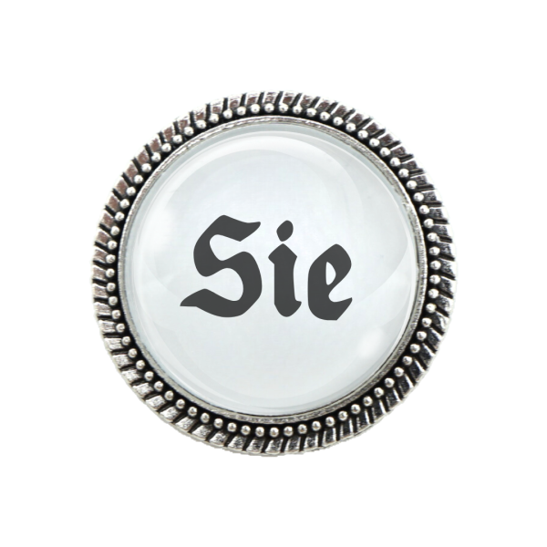 „Gaudibrosche 'Sie' als perfektes Geschenk für Partnerin und Braut, erhältlich im Glubbal.shop“